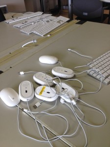 学生研究室のiMacのマウスやキーボードは3年生のボランティア活動で奇麗にしてもらった。本当に感謝しています。